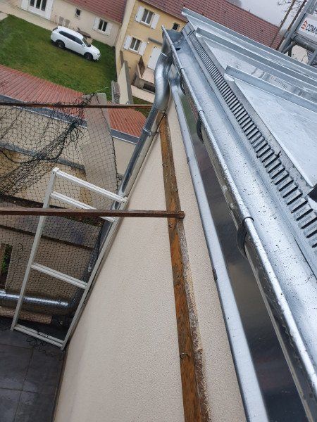 Gouttière fixée sur le côté d'un toit