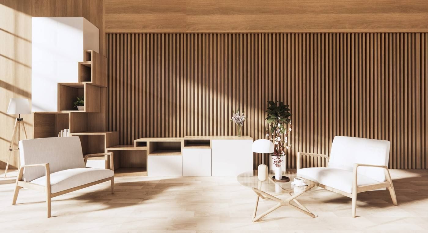 Sala de estar minimalista en tonos beige con sofás blancos, pared de listones de madera y mesa de centro baja con decoración