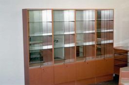 Kultasepänliikkeen vitriini