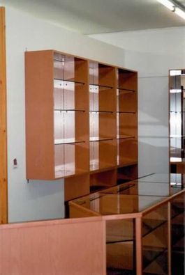 Kultasepänliikkeen vitriini