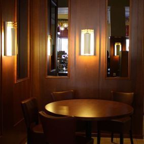 Café Laurellin kauniit puiset pöydät