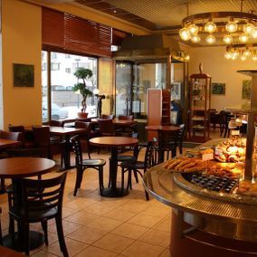 Café Laurellille valmistetut puutyöt