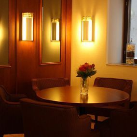 Café Laurellille puusta valmistetut pöydät