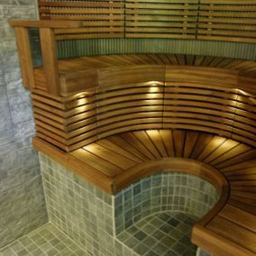 Puusta valmistetut saunan lauteet