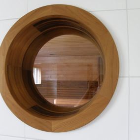 Saunan ikkuna puukehyksillä