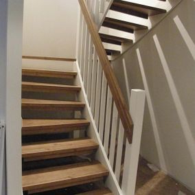 Puusta valmistetut kaksiväriset portaat