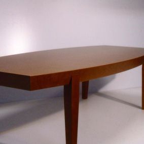 Tyylikäs tumma puupöytä