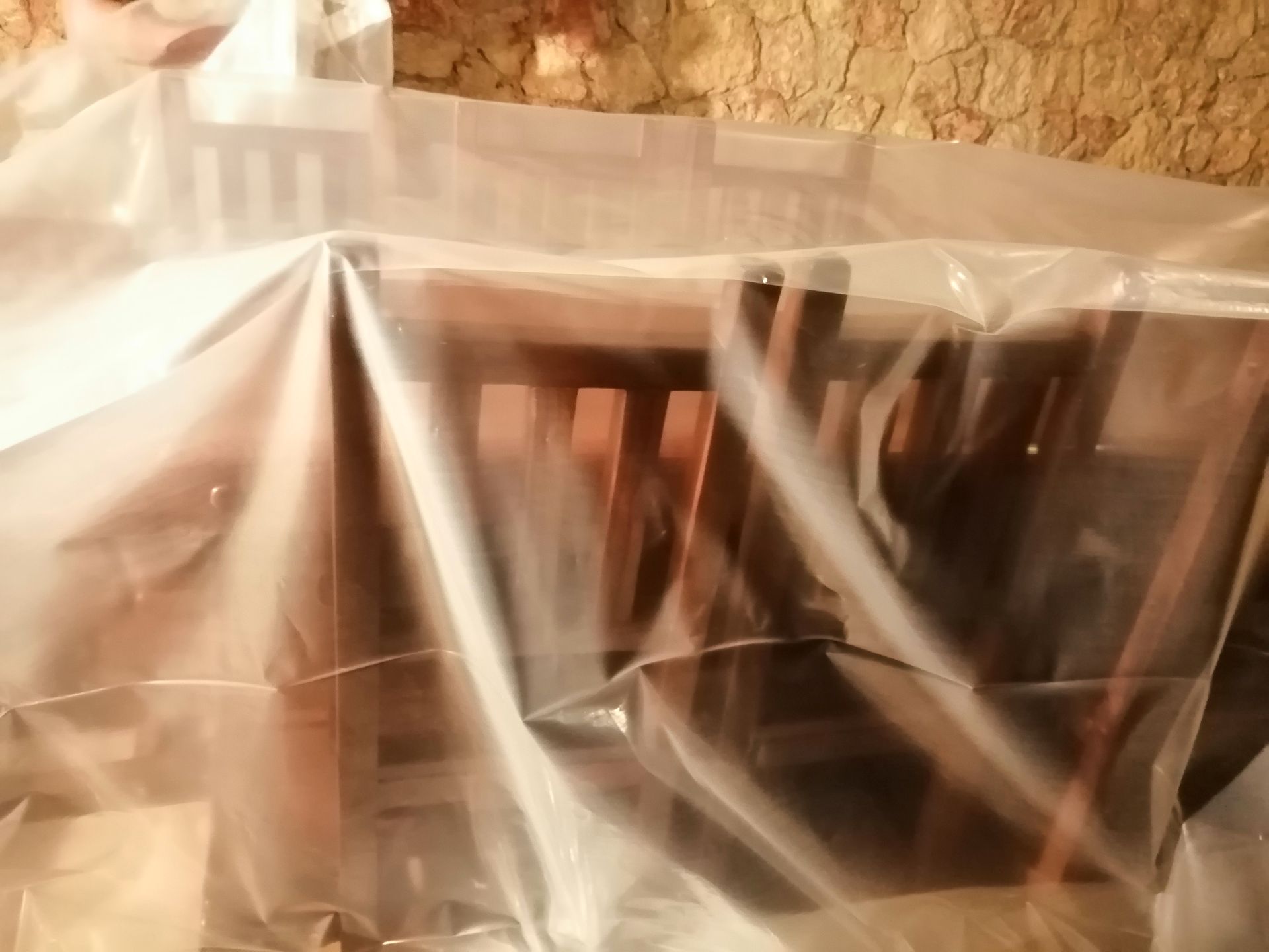 Υποκαπνισμός σε έπιπλα που έχουν προσβληθεί από σαράκι στην Ιπποκράτειο Πολιτεία