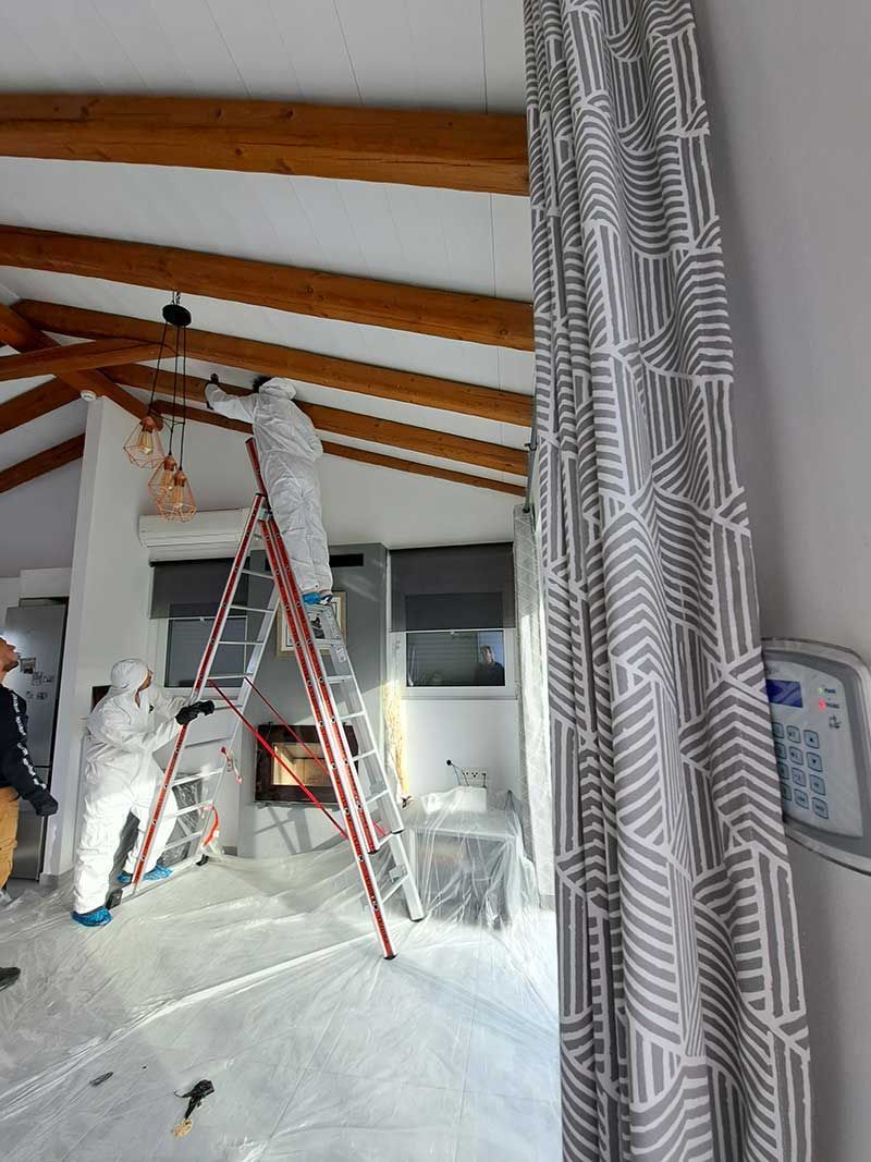 Καταπολέμηση ξυλοφάγων - σαράκι με επίχρισμα σε ξύλινα δοκάρια στην Καλαμάτα