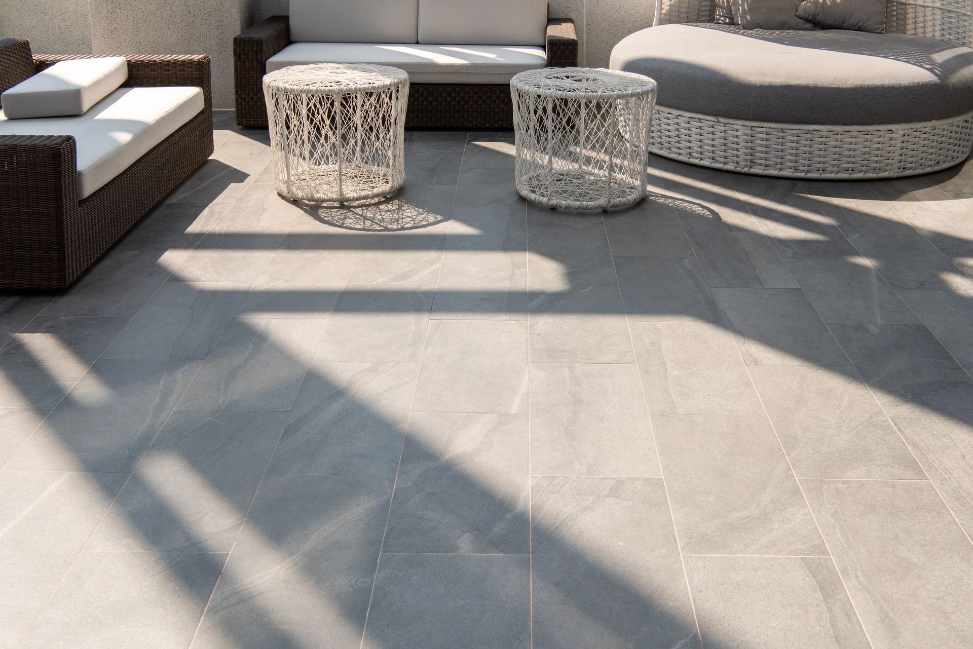 Un salon de jardin et du carrelage extérieur