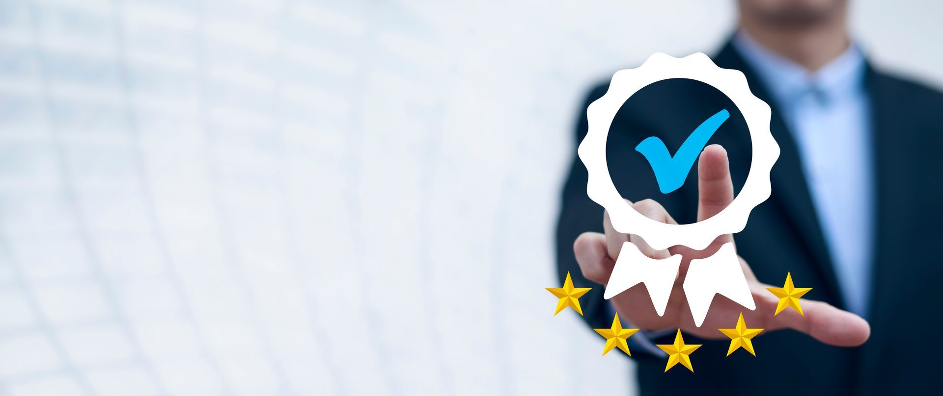 Un doigt sur une médaille et des étoiles pour la certification