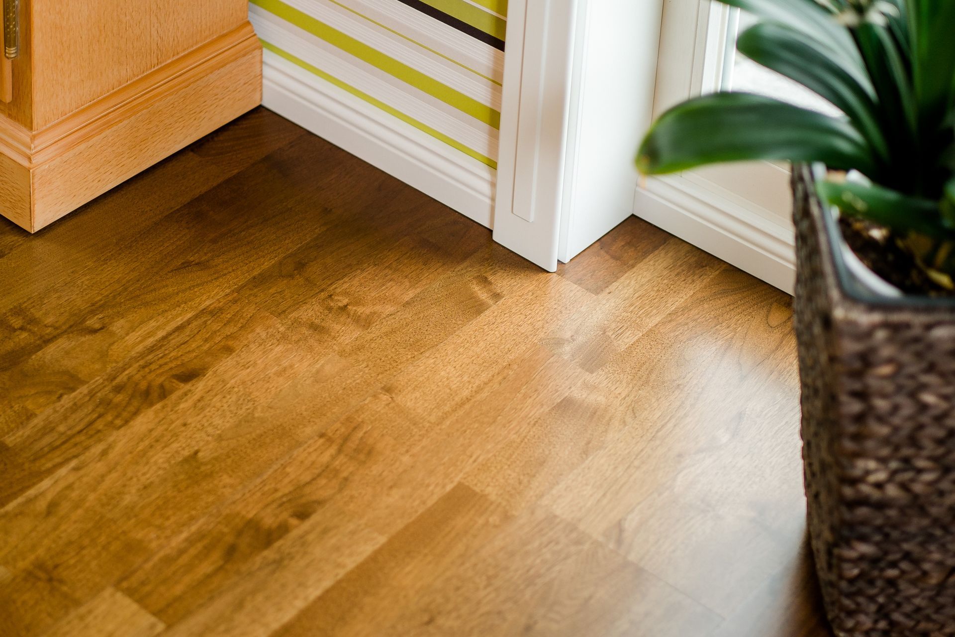 Un parquet stratifié dans une pièce