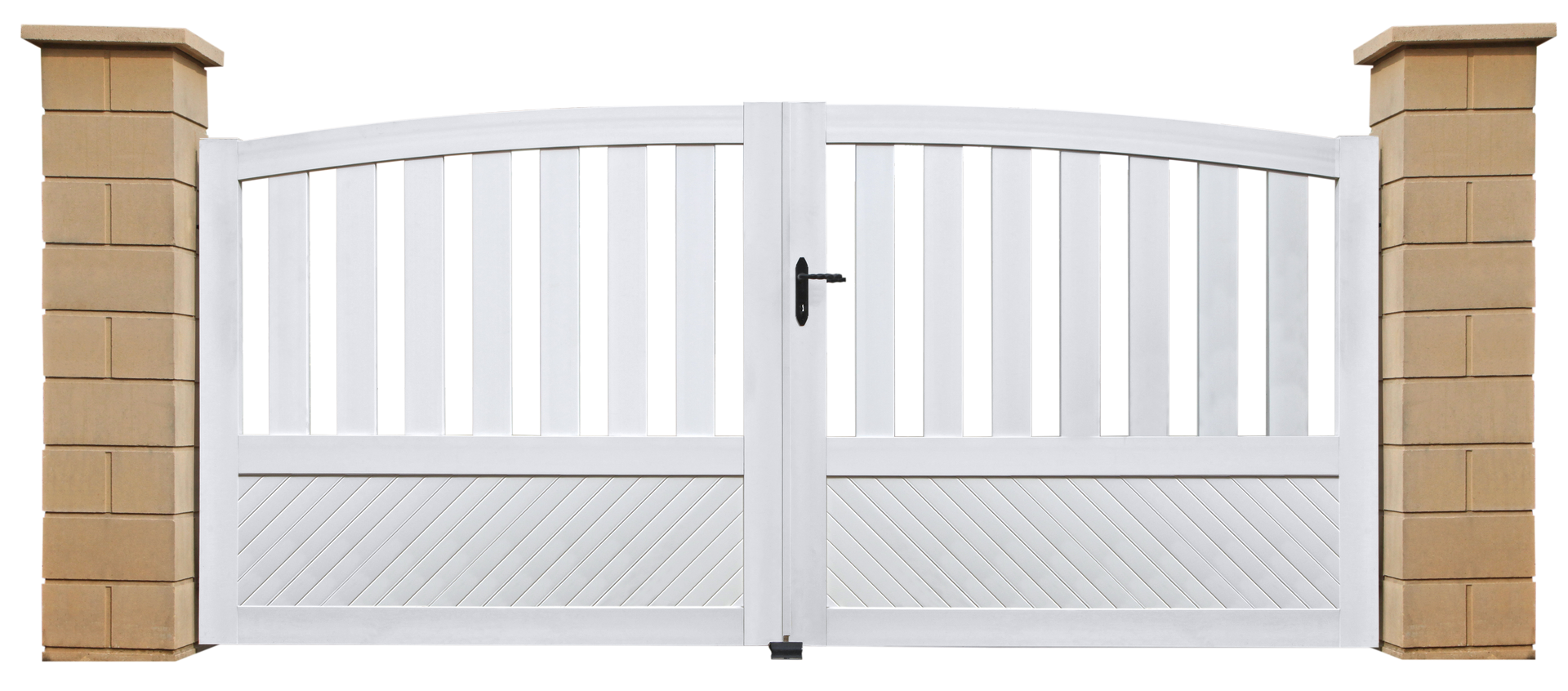 Portail double blanc à sommet arqué, soutenu par des colonnes en briques.