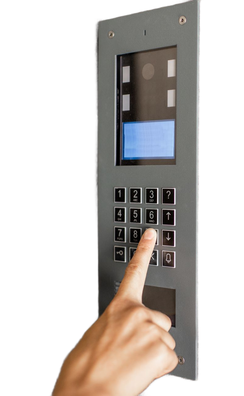 Main appuyant sur un bouton d'un système d'entrée à clavier avec un écran et des boutons numériques sur un mur blanc.