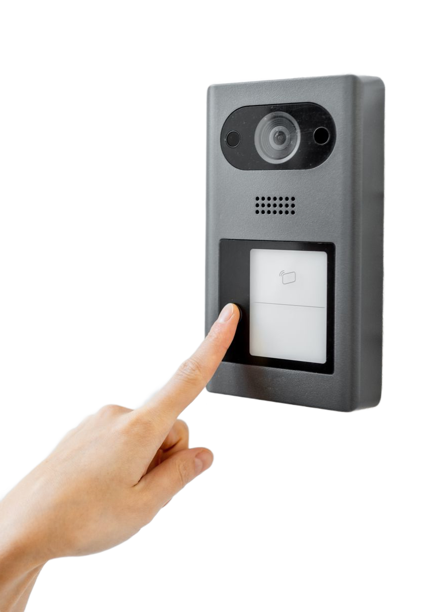 Main appuyant sur un bouton de sonnette sur un interphone rectangulaire gris avec une caméra.