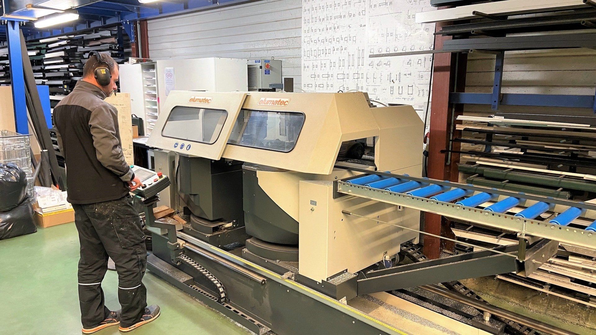 Un de nos menuisiers en plein travail de confection