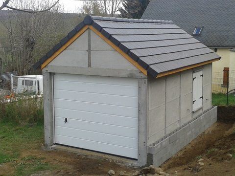 Garage simple avec une porte blanche
