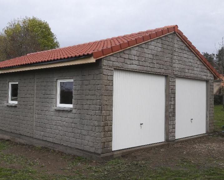 Garage double avec porte blanche