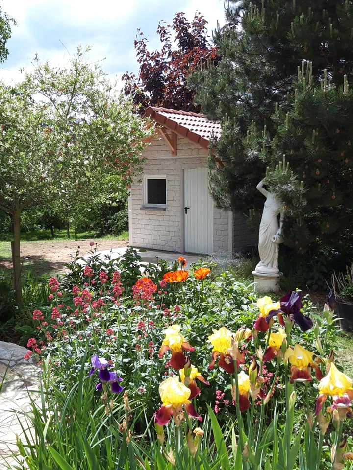 Abri de jardin avec fleurs