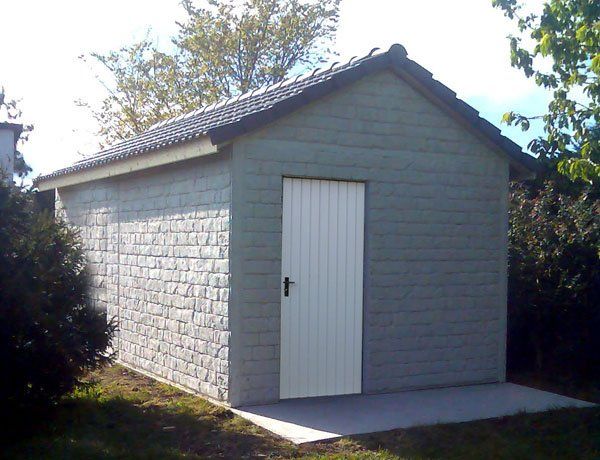 Abri de jardin avec porte blanche