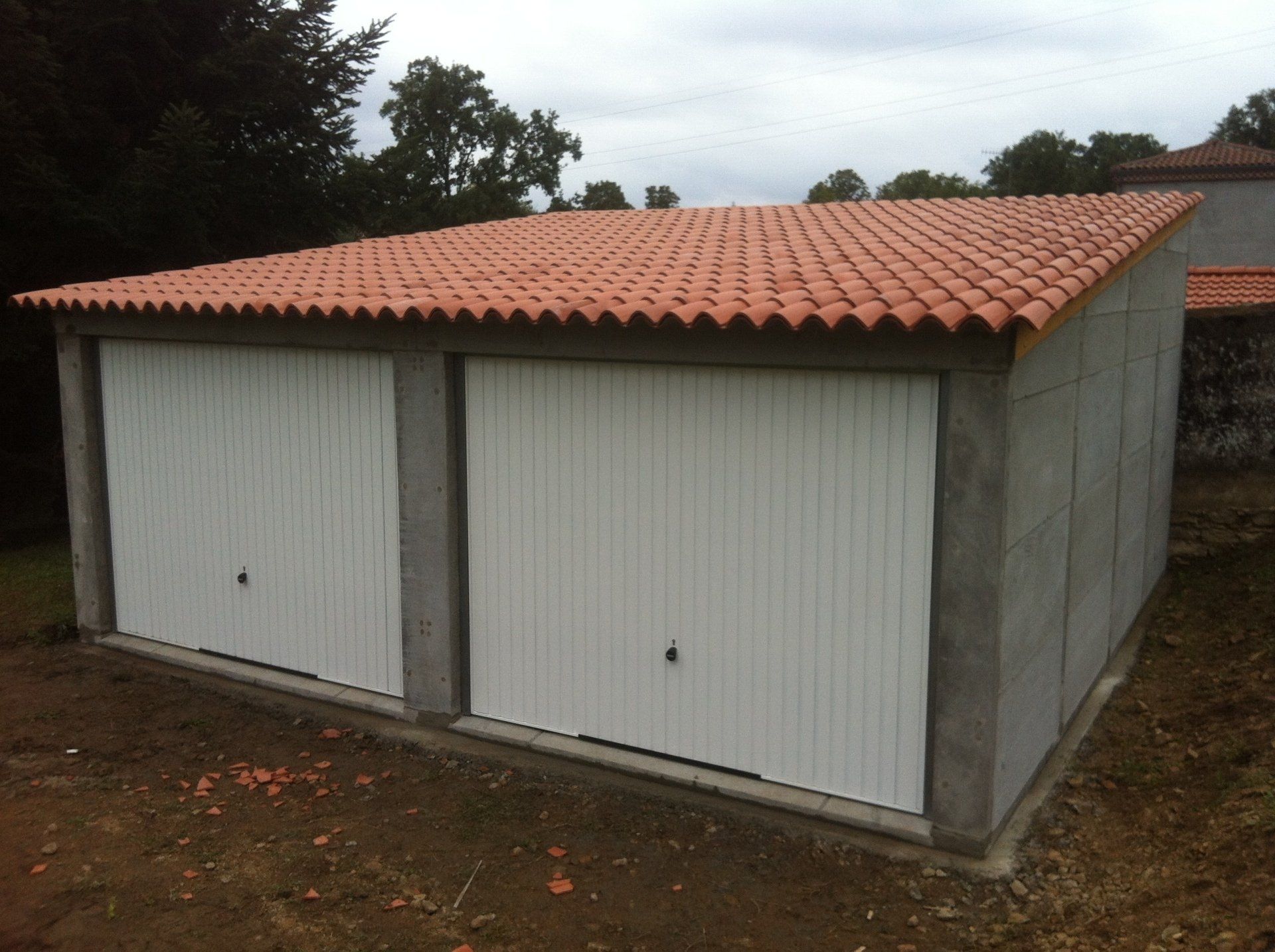 Garage double avec tuiles rouges