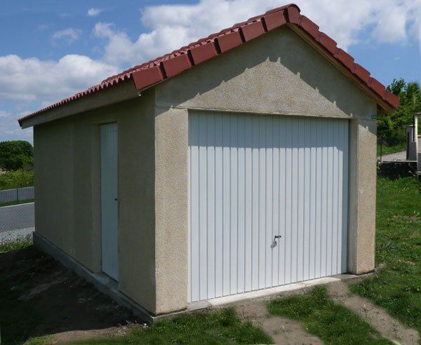 Garage simple avec porte blanche