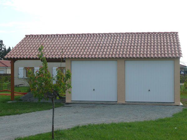Garage double avec deux portes blanches