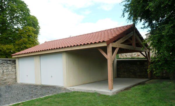 Garage avec auvent et porte blanche