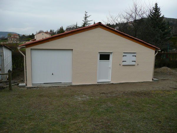 Garage avec petite porte, grande porte et fenêtre
