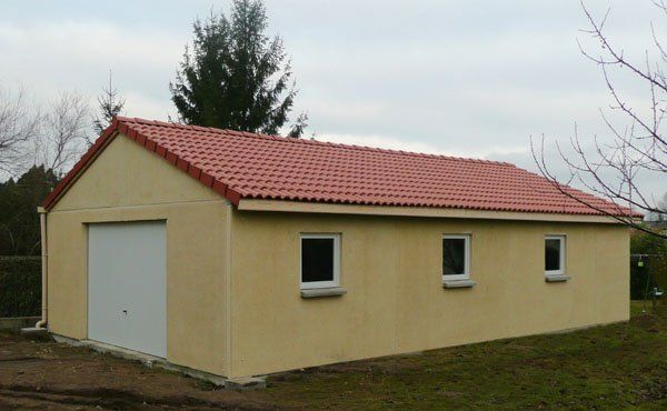 Garage simple avec trois fenêtres