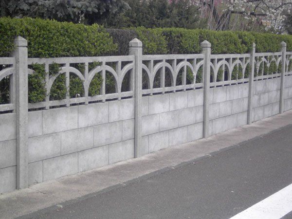 Clôture pleine et ajourée en béton avec haie