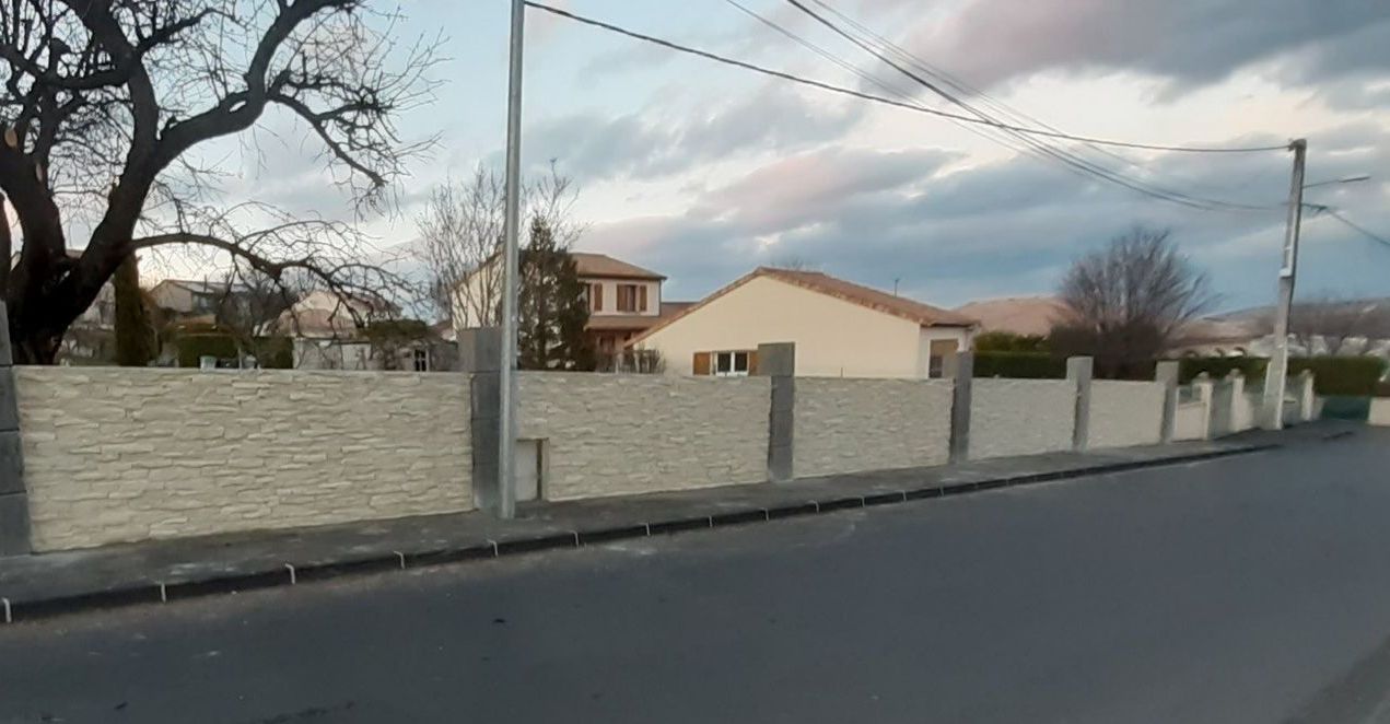 Clôture en béton  panneaux matricés