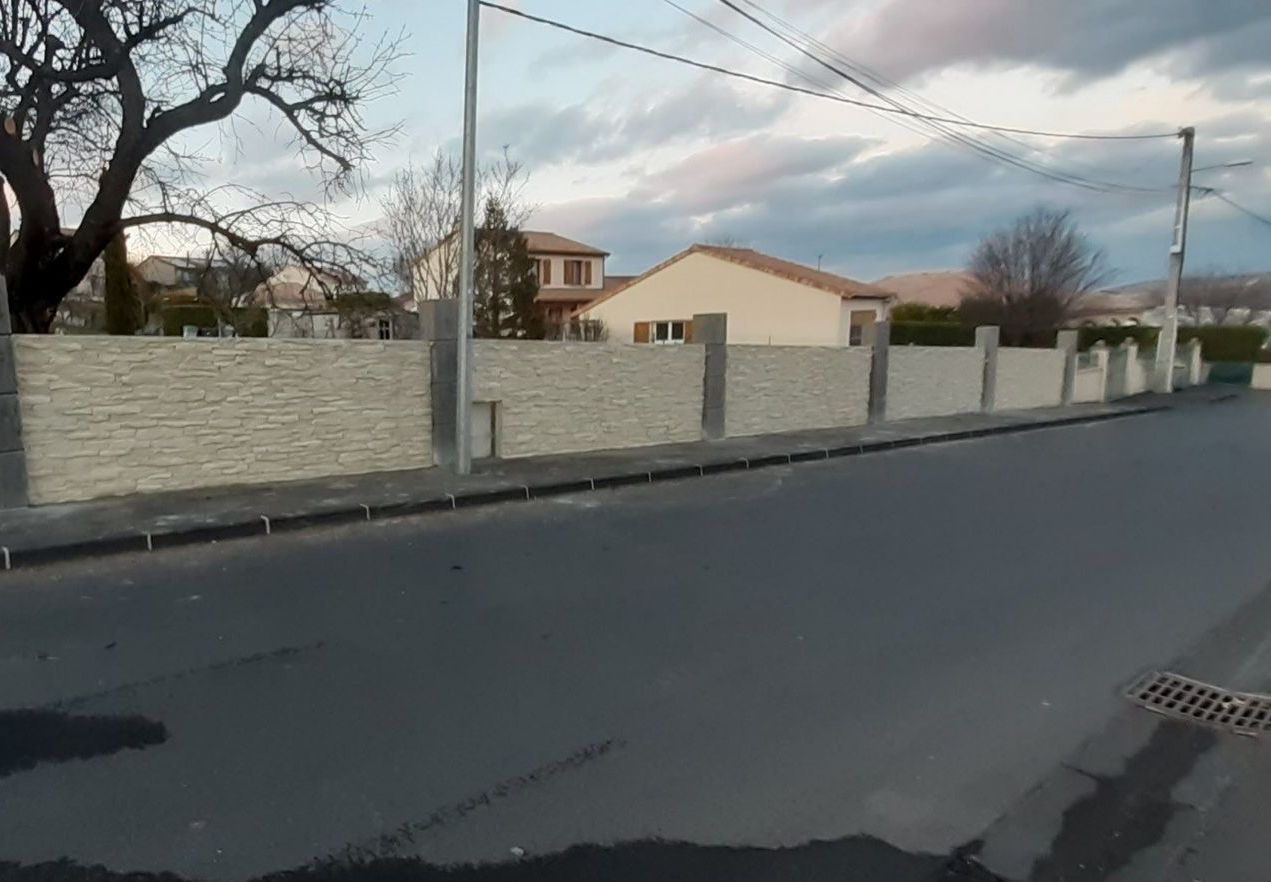 Clôture en béton  panneaux matricés