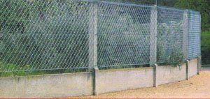 Piquets en béton avec grillage