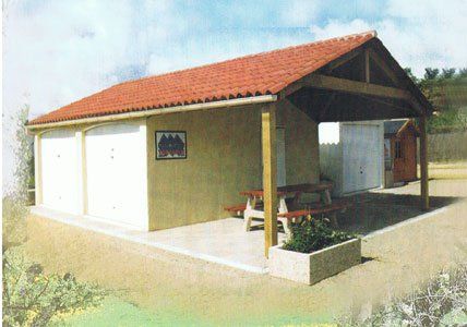 Garage avec auvent et table