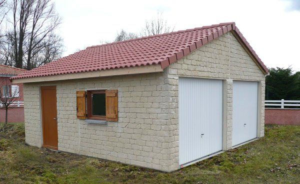 Garage double avec portes blanches et fenêtre