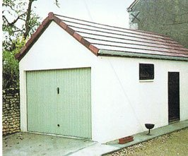 Garage simple blanc avec une porte verte