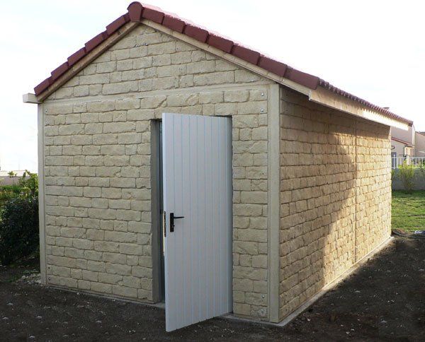Abri de jardin avec porte blanche ouverte