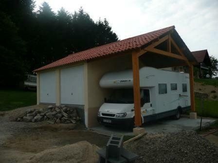 Garage avec un auvent et un camping-car