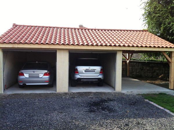 Garage double avec deux véhicules