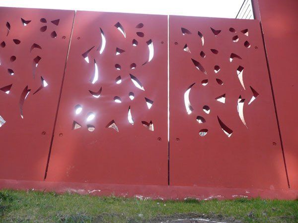 Panneaux de lycée rouges en béton