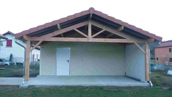 Garage de Véron avec auvent