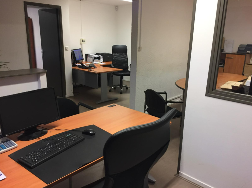 Bureaux, chaises et écrans d'ordinateur.