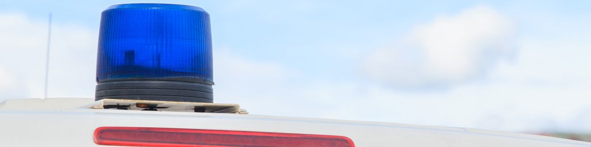 Feu de secours bleu sur le toit d'un véhicule avec une lumière rouge.