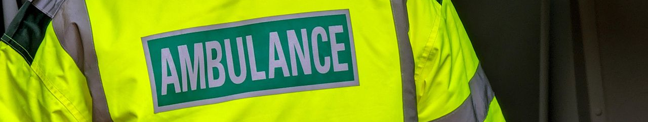 Une personne portant un gilet jaune d'ambulance.