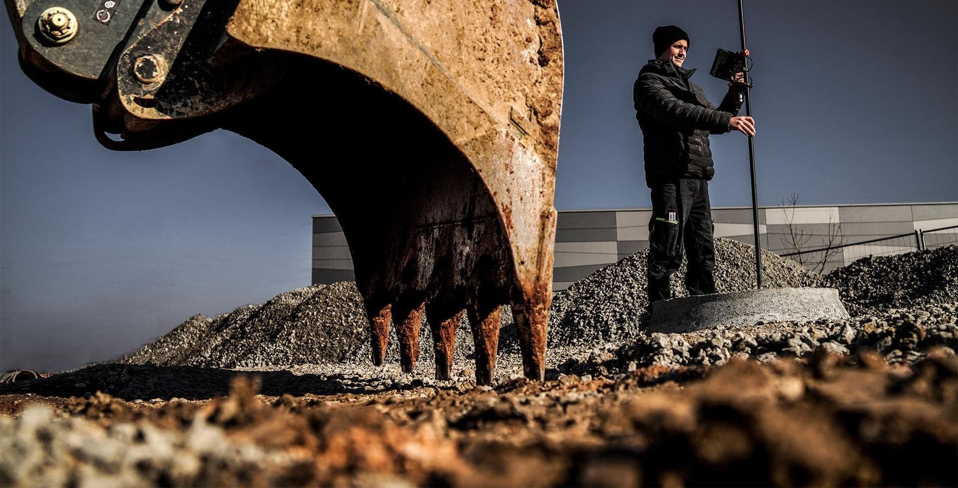 Handwerker von Nägele GmbH am messen und Bagger