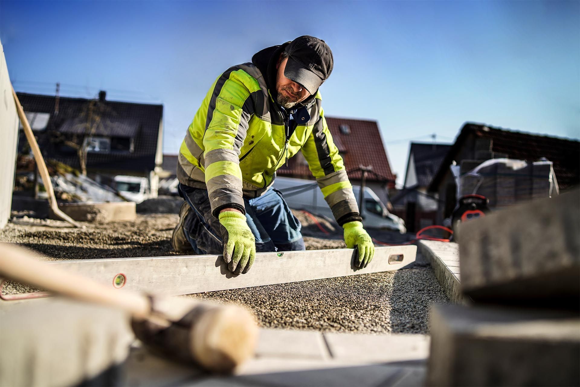 Bauarbeiter arbeitet an Außenanlagen