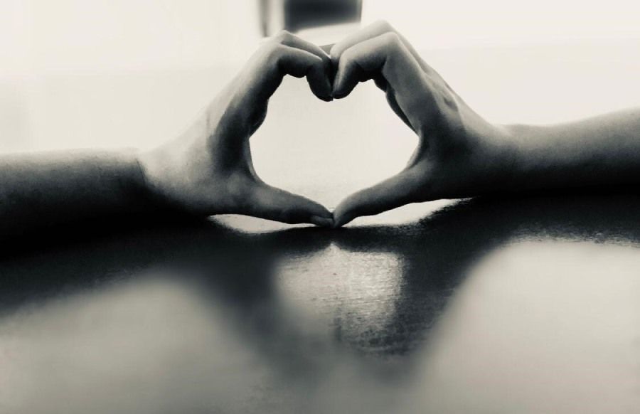 Zwei Hände bilden ein Herz, Schwarz-Weiß-Bild