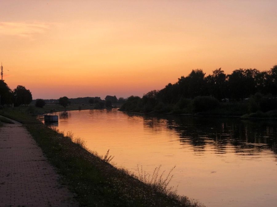 Flusslandschaft in der Abenddämmerung
