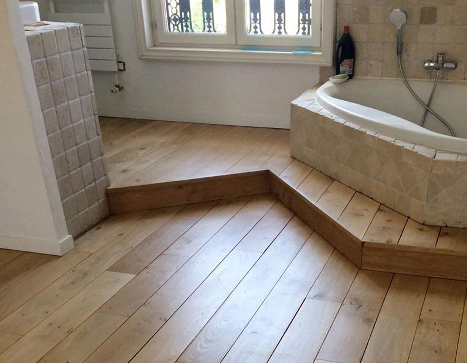 Sale de bain avec parquet